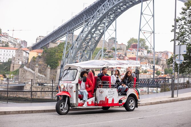 Porto: Tuk tuk vip guided tour - 1.30h - Avenida dos Aliados: A Grand Street With a Purpose