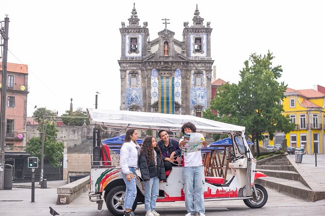 Porto: Tuk tuk vip guided tour - 1.30h - Igreja do Carmo, Hidden House Clues, and Carmelitas Facades