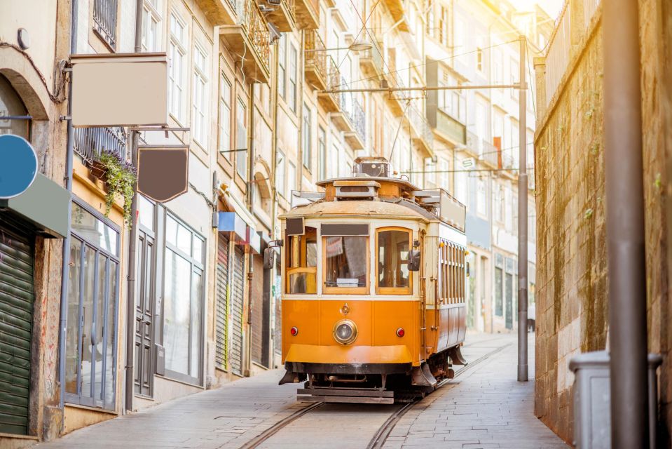 Porto Walking Tour of the city centre in small-groups - Livraria Lello & Irmão: culture stop with just enough time to enjoy it