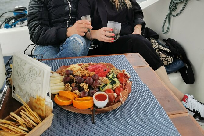 Porto: Wine and cheese tasting on a sailboat on the Douro River - Taste #1: Your first wine choice on the ride out