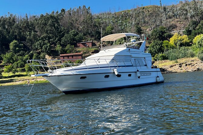 Premium Yacht Tour on the Douro - Neptunus 138 SEDAN FLY 46: why the boat matters