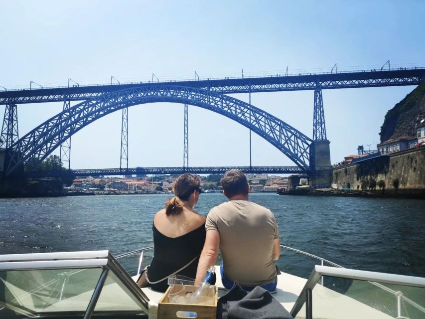 Private Boat Tour 6 Bridges 1h30, group price up to 6px - On-Board Comfort: Staff, Music, and That Welcome Drink