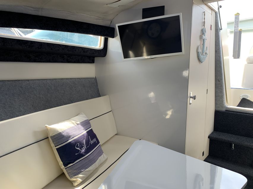 Private Cruise in Rio Douro - 2 hours - Up to 8 Passengers - Inside the Bayliner Ciera 24: the onboard comfort checklist