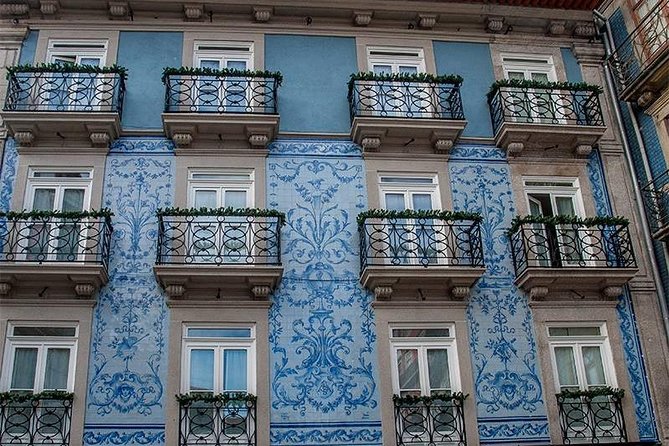 Private off the beaten Walking Tour Porto with a local expert - Livraria Lello: Harry Potter connections meet real architecture