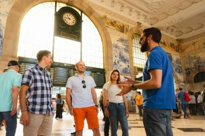 PRIVATE Porto walking tour with historian - Entering Porto Cathedral: romanesque roots to baroque gold