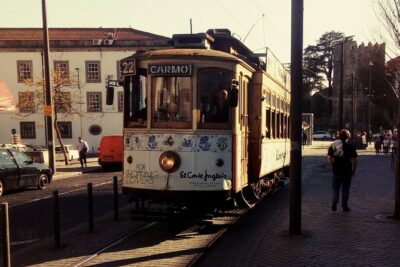 Private Tour in Porto Main Highlights with Traditional Lunch - Church tile trail: Igreja do Carmo and Igreja dos Carmelitas