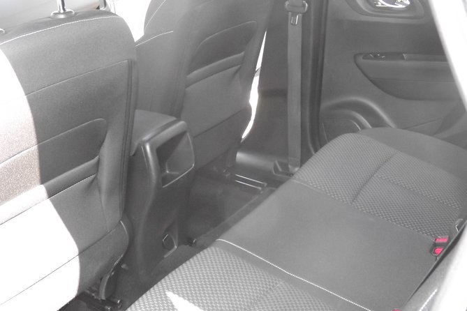 Private Transfer from Porto airport to Porto city, or Porto city to airport - Arriving at Porto Airport: How the Meet-and-Greet Actually Helps