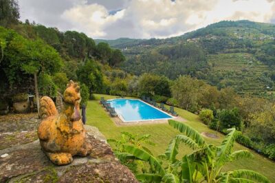 Private Vinho Verde Region Wine Tour from Porto Including Lunch - Quinta das Escomoeiros-style visit: small-estate charm and careful tastings