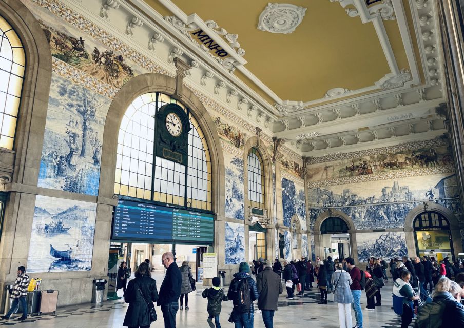 Private Walking Tour in Porto incl. Livraria Lello ticket - Santa Catarina and Majestic Cafe area: shopping street energy with planned breaks
