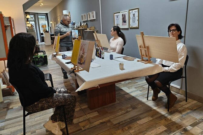 Small Painting Group with a Local Artist in Porto - Meeting at Rua dos Caldeireiros: the setting that keeps it relaxed