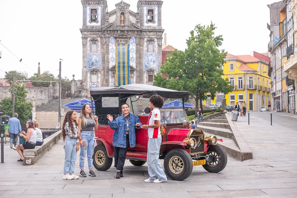Tour Porto: Classic Adventure in Electric Tuk Tuk - Meeting at Sé do Porto: Find the Green Tours vehicle fast
